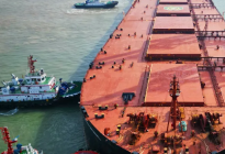 连云港港自开港以来首次靠泊40万吨满载巨轮