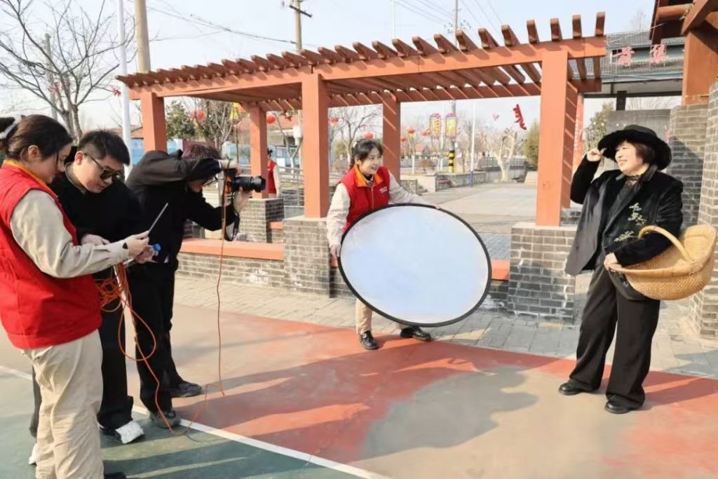 “爆改大姨”的田园T台秀 - 第4张 | 大陆桥视野 “爆改大姨”的田园T台秀 - 第4张 | 大陆桥视野