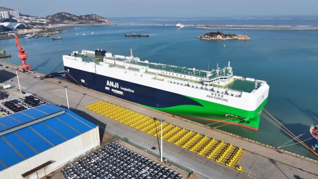 全球最大汽车滚装船“安吉隆盛”轮在连云港港首航 - 第1张  | 大陆桥视野